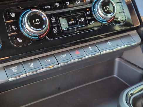 Used 2024 GMC Sierra 2500 AT4 w/ Technology Package AWD/4WD image 23