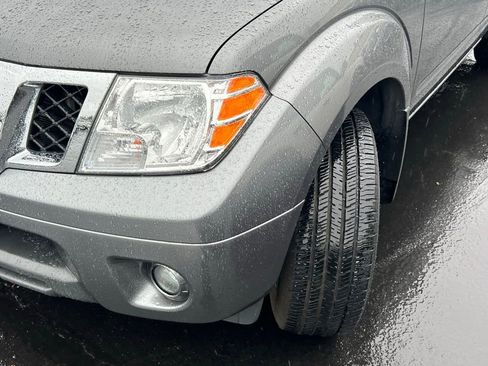 Used 2021 Nissan Frontier SV image 3