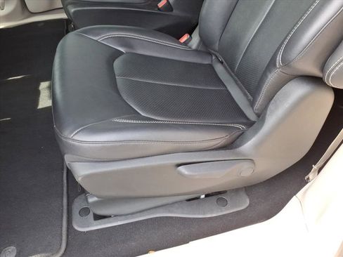 Used 2024 Chrysler Pacifica Limited FWD image 21