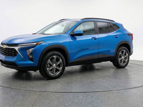 Used 2025 Chevrolet Blazer LT image 3