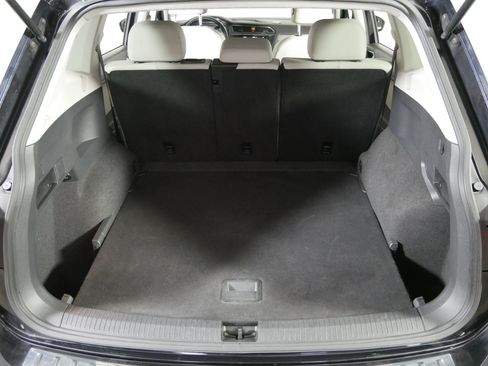 Used 2018 Volkswagen Tiguan SE image 18