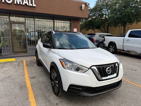 Used 2018 Nissan Kicks SV FWD image 3