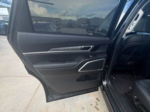 Used 2023 Kia Telluride EX w/ EX Captain's Chair Package FWD image 15