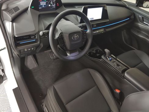 Used 2025 Toyota Prius XLE image 4