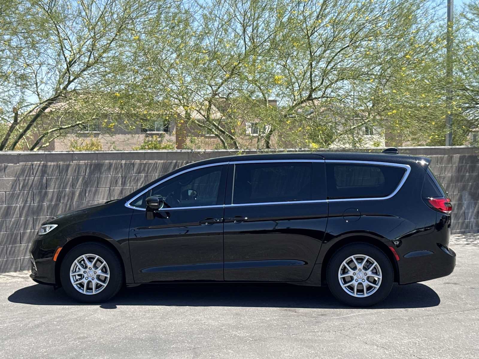 New 2026 Chrysler Pacifica Select FWD image 3