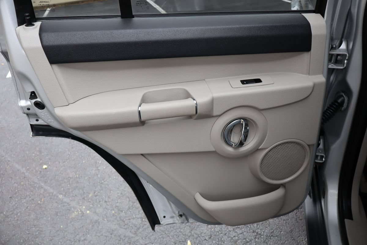 Used 2006 Jeep Commander Limited w/ Trailer Tow Group IV AWD/4WD image 24