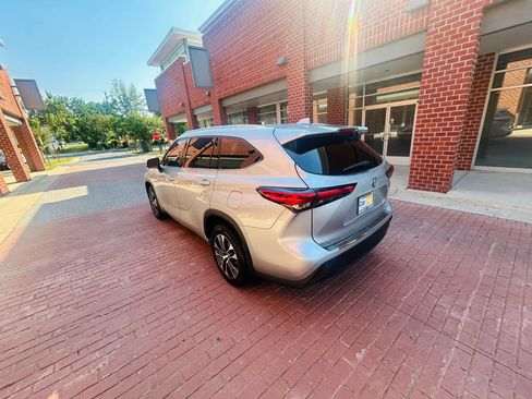 Used 2021 Toyota Highlander XLE AWD/4WD image 4
