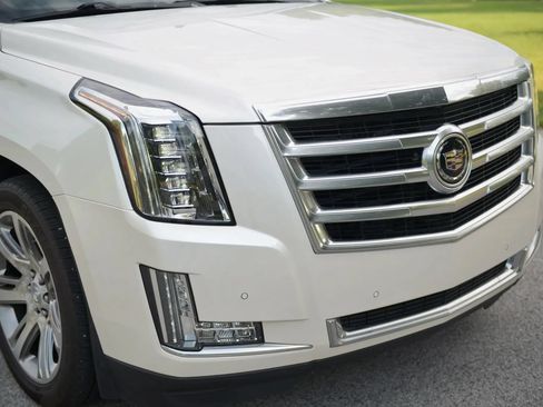 Used 2015 Cadillac Escalade Premium AWD/4WD image 23