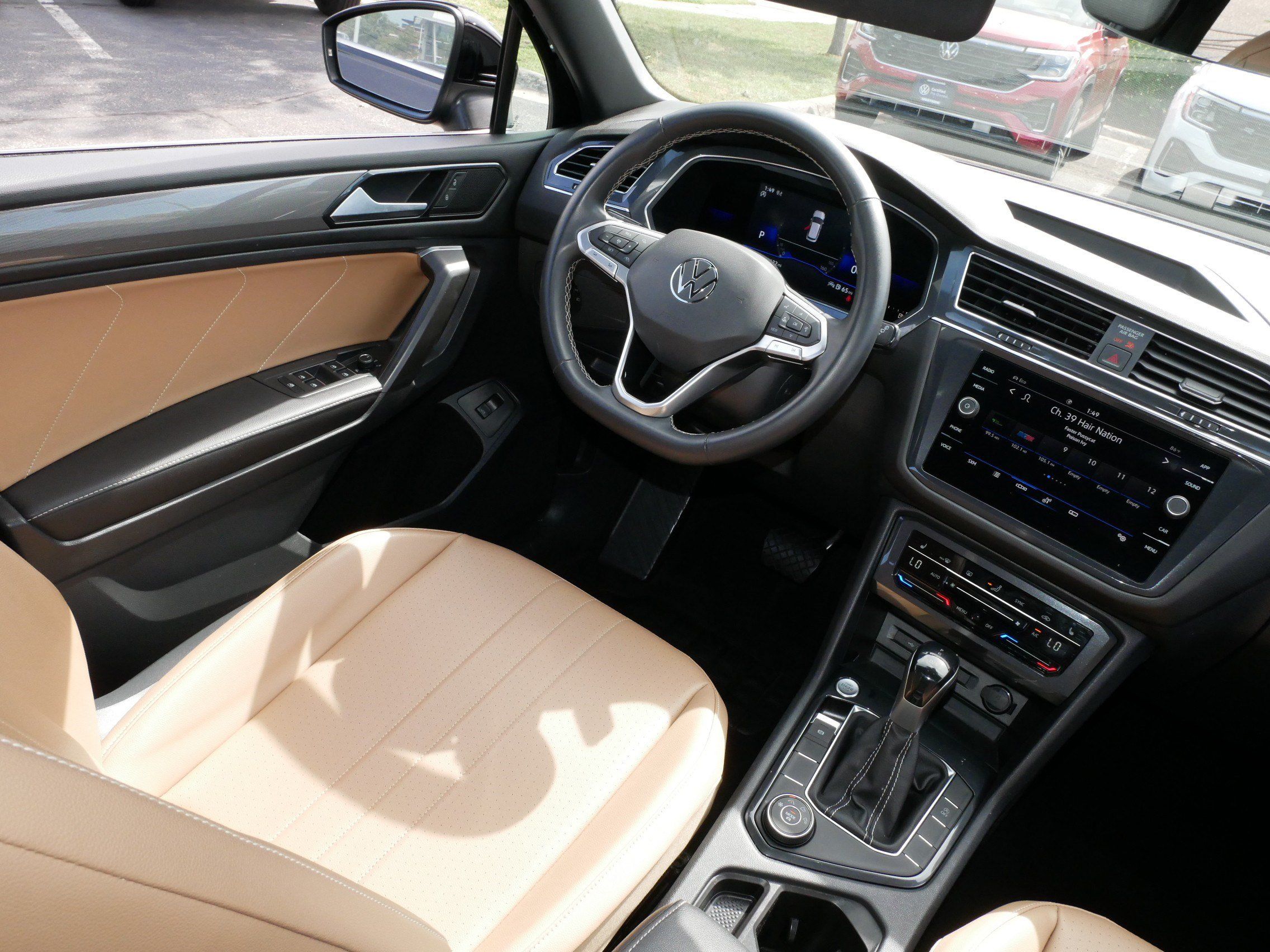 Used 2022 Volkswagen Tiguan SE w/ Panoramic Sunroof Package AWD/4WD image 9