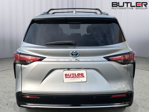 Used 2023 Toyota Sienna Platinum FWD image 5