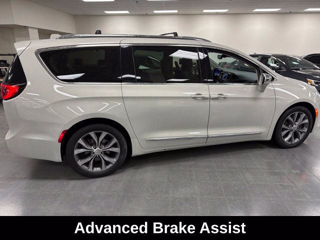 Used 2020 Chrysler Pacifica Limited w/ Tire & Wheel Group FWD image 8