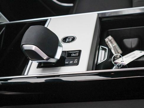 New 2025 Land Rover Range Rover SE image 29