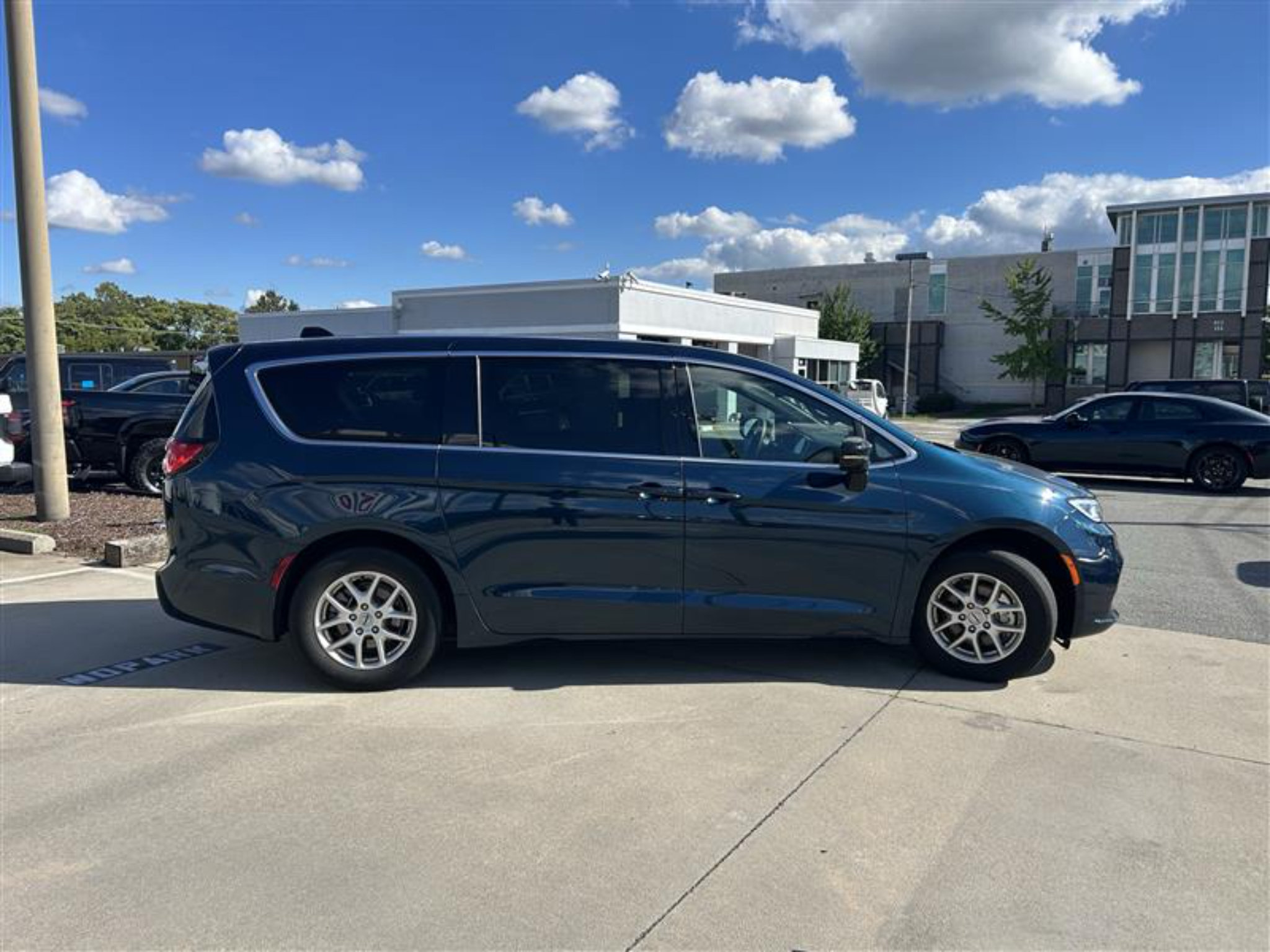 Used 2025 Chrysler Pacifica Select FWD image 6
