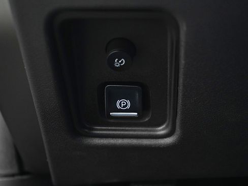 Used 2025 Chevrolet Corvette Stingray w/ Z51 Performance Package image 23