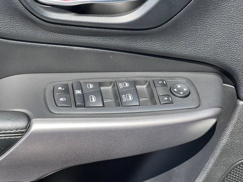 Used 2021 Jeep Cherokee Latitude Plus AWD/4WD image 16