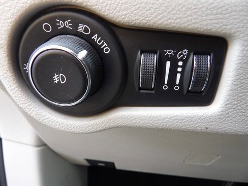 Used 2019 Chrysler Pacifica Touring-L FWD image 13