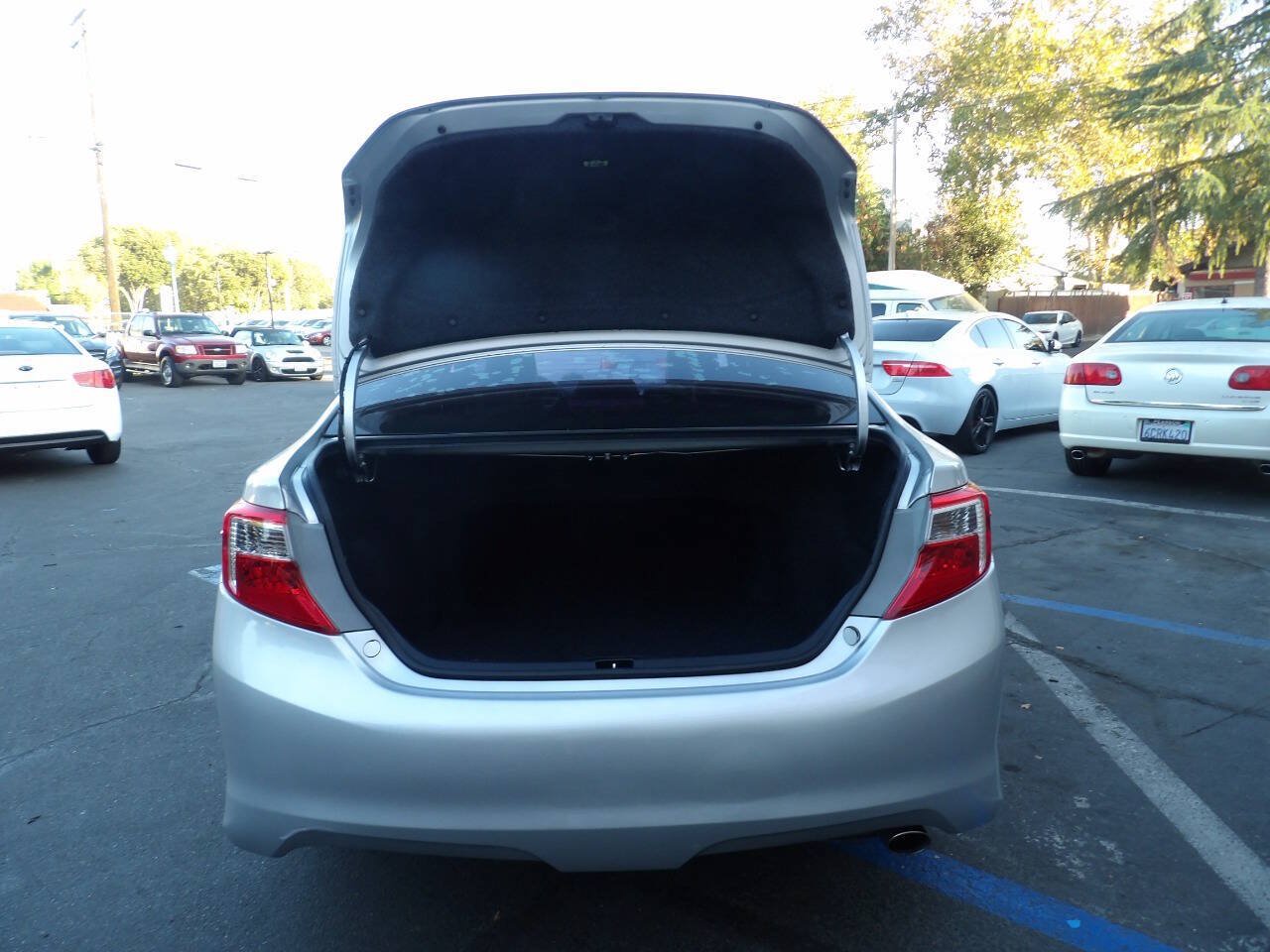 Used 2012 Toyota Camry SE w/ Preferred Accessory Pkg FWD image 12