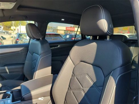 Certified 2025 Volkswagen Atlas Cross Sport SE w/ Panoramic Sunroof Package image 17