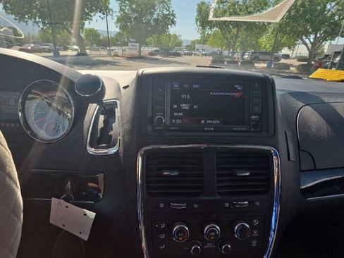 Used 2019 Dodge Grand Caravan SXT w/ Blacktop Package FWD image 16