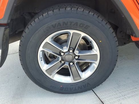Used 2018 Jeep Wrangler Unlimited Sahara AWD/4WD image 5