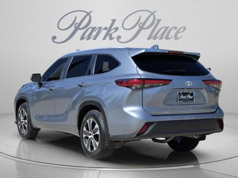 Used 2023 Toyota Highlander XLE FWD image 3
