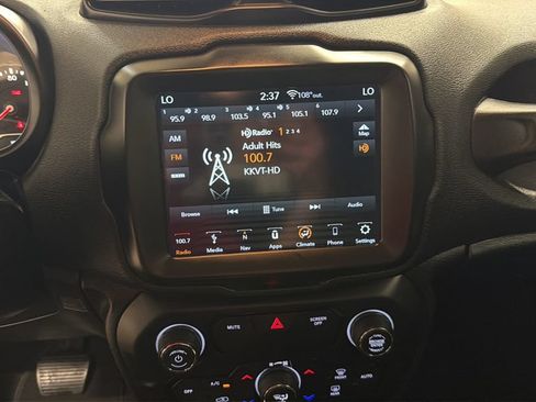 Used 2018 Jeep Renegade Latitude w/ UConnect 8.4 Nav Group FWD image 11
