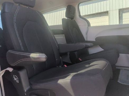Used 2023 Chrysler Voyager LX image 22