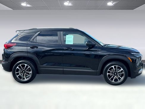 Used 2025 Chevrolet TrailBlazer LT FWD image 2