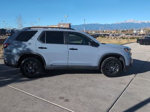 Used 2025 Honda Pilot TrailSport image 8