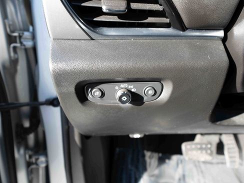 Used 2019 Chevrolet Traverse LT image 11