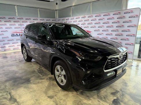 Used 2022 Toyota Highlander LE AWD/4WD image 4