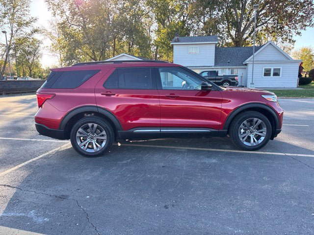 Used 2024 Ford Explorer XLT w/ Equipment Group 202A AWD/4WD image 2