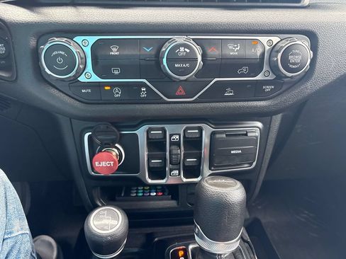 Used 2024 Jeep Gladiator Sport AWD/4WD image 13