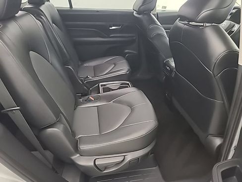 Used 2025 Toyota Grand Highlander AWD image 18