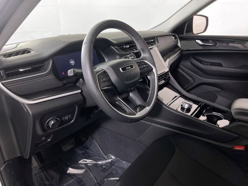 Used 2023 Jeep Grand Cherokee Laredo w/ Luxury Tech Group I image 9