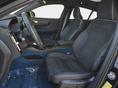 Used 2022 Volvo C40 P8 Recharge Ultimate image 14