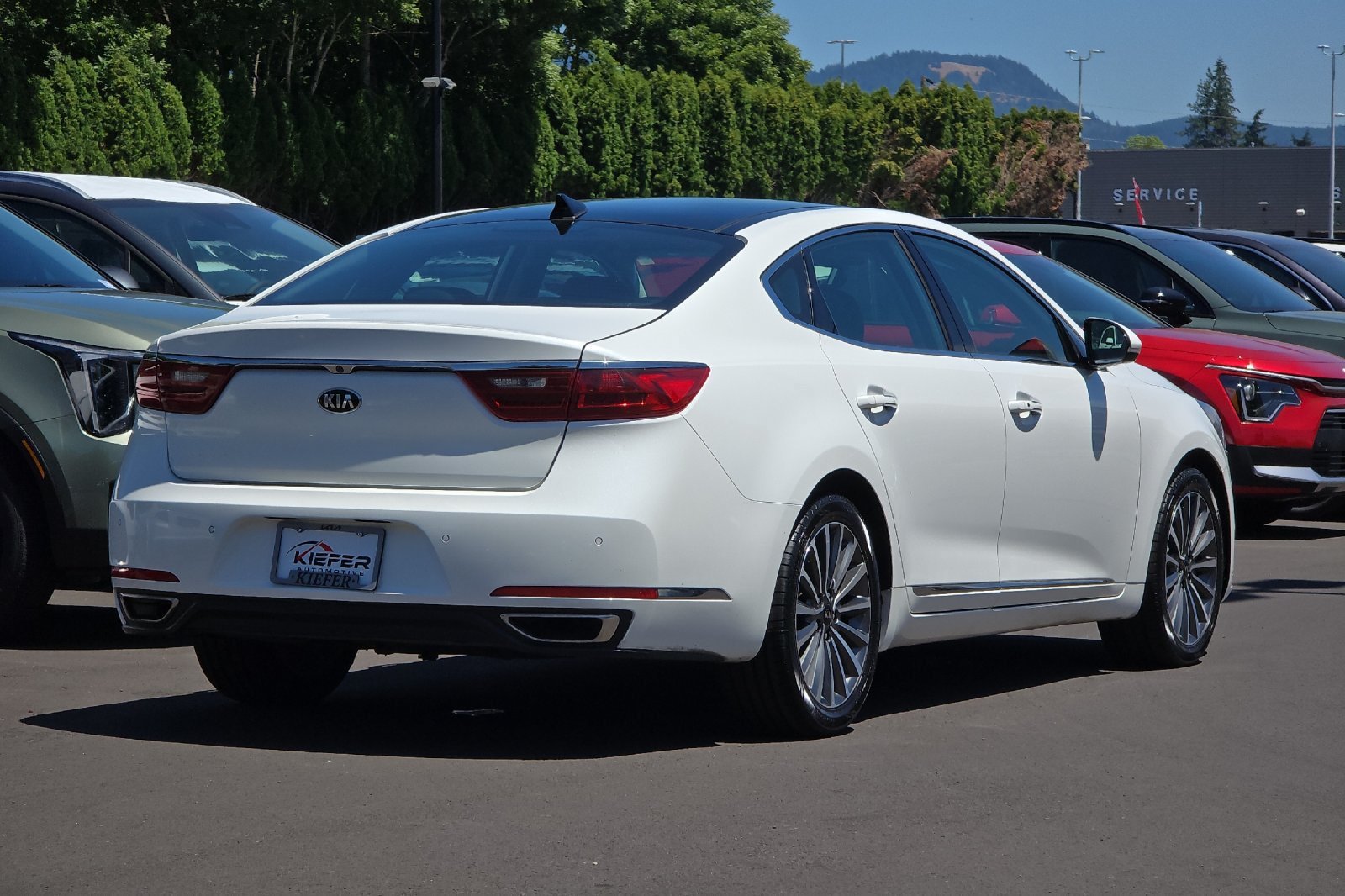 Used 2017 Kia Cadenza Premium w/ Luxury Package FWD image 4