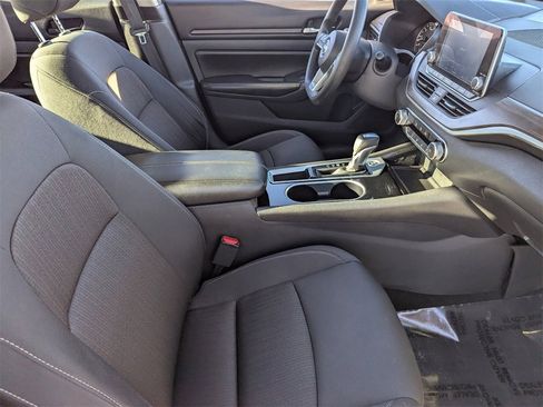 Used 2024 Nissan Altima 2.5 SV image 9