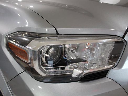 Used 2019 Toyota Tacoma TRD Sport RWD image 10