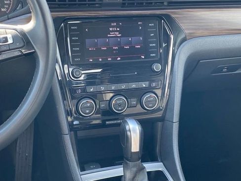 Used 2022 Volkswagen Passat 2.0T image 9