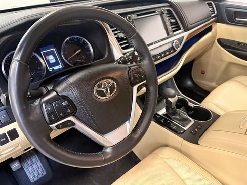 Used 2019 Toyota Highlander Limited Platinum AWD/4WD image 17