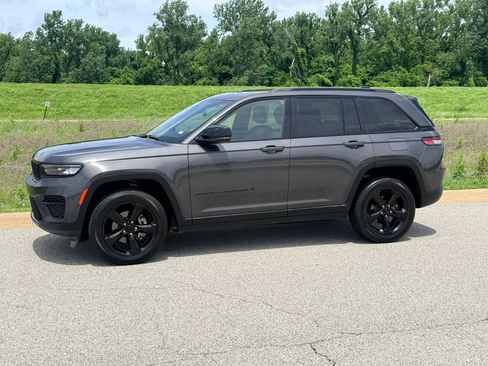 Used 2023 Jeep Grand Cherokee Altitude AWD/4WD image 15