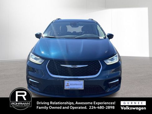 Used 2022 Chrysler Pacifica Touring-L AWD/4WD image 3