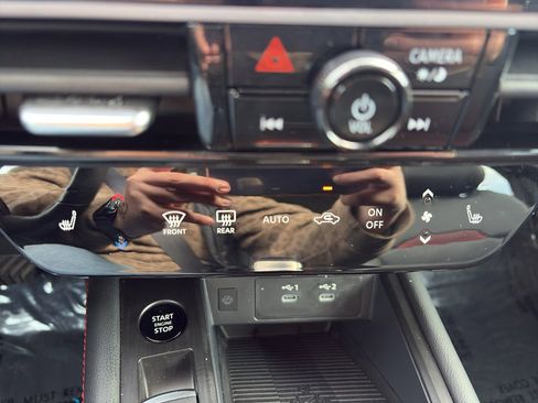 Certified 2025 Nissan Kicks SR w/ SR Premium Package image 31