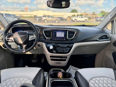 Used 2019 Chrysler Pacifica Touring Plus w/ Advanced Safetytec Group FWD image 21