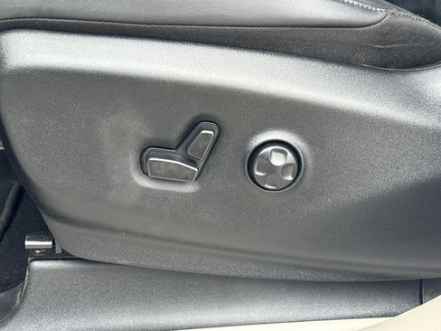 Used 2024 Chrysler Pacifica Touring-L image 28