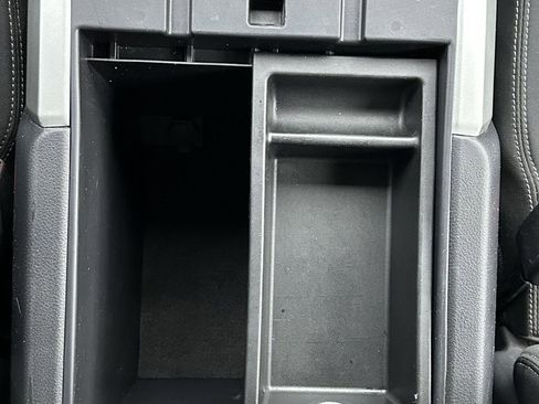 Used 2018 Nissan Titan SV w/ SV Convenience Package image 35