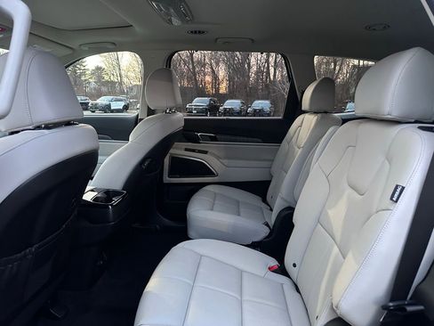 Used 2025 Kia Telluride EX w/ EX Captain's Chair Package image 22