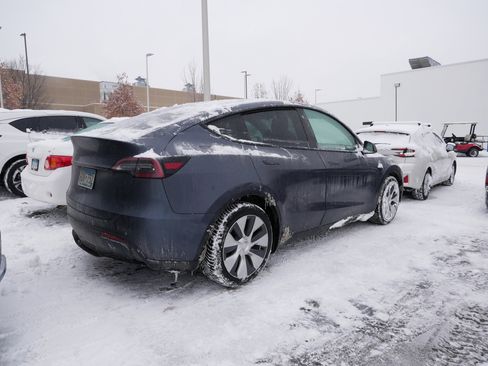 Used 2021 Tesla Model Y Long Range image 4