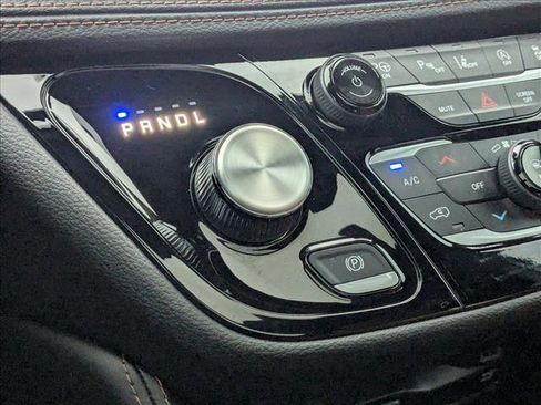 Used 2025 Chrysler Pacifica Pinnacle image 12